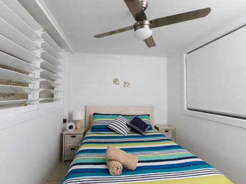 WHITE WAVES 4 ABSOLUTE BEACH FRONT STUDIO HASTINGS POINT - Accommodation Mt Buller 3