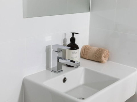 WHITE WAVES 4 ABSOLUTE BEACH FRONT STUDIO HASTINGS POINT - Accommodation Mt Buller 2
