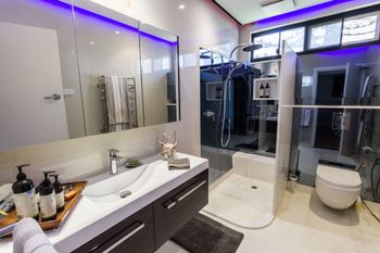 Serene Marinafront 3BR Retreat - Accommodation Mt Buller 5