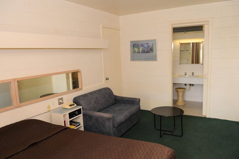 The Peninsula Motor Inn - Accommodation Mt Buller 6