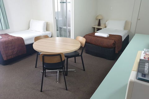 Earls Court Motor Inn - Accommodation Mt Buller 3