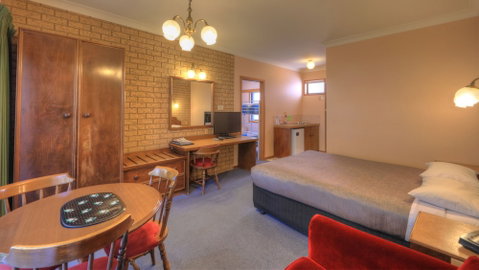 Barrass's John Bright Motor Inn - Accommodation Mt Buller 4