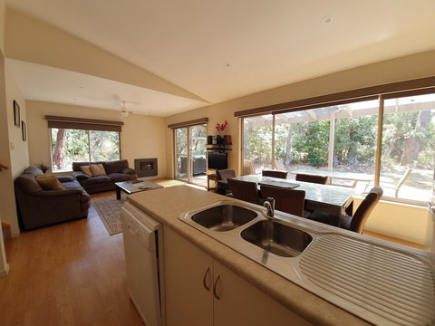 Waterfront Retreat At Wattle Point - Accommodation Mt Buller 6