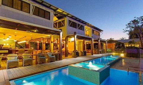 The Deck Poolside Bar & Restaurant - Accommodation Mt Buller 10