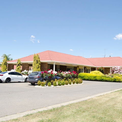 Pines Country Club Motor Inn - Accommodation Mt Buller 0