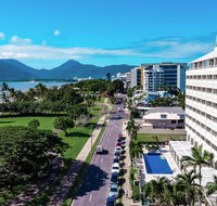 Holiday Inn Cairns Harbourside - Accommodation Mt Buller