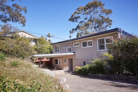Bright And Spacious Family Home With Leafy Deck - Accommodation Mt Buller 32