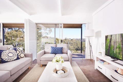 Bright And Spacious Family Home With Leafy Deck - Accommodation Mt Buller 14