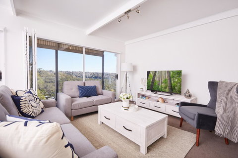 Bright And Spacious Family Home With Leafy Deck - Accommodation Mt Buller 3