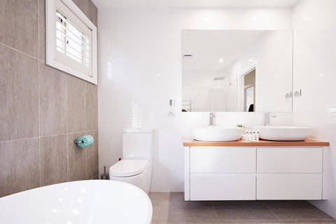 Bright And Spacious Family Home With Leafy Deck - Accommodation Mt Buller 11