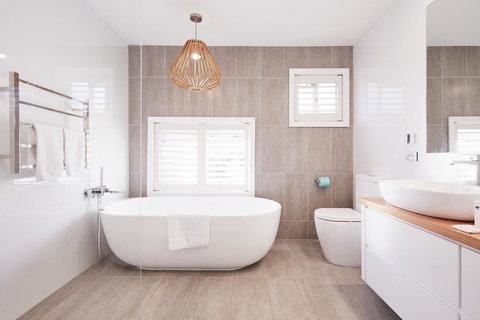 Bright And Spacious Family Home With Leafy Deck - Accommodation Mt Buller 2