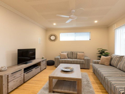 Callala Breeze - Access To Indoor Community Pool - Accommodation Mt Buller 2