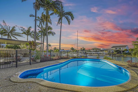 CANAL HOME NEAR MOOLOOLABA - Accommodation Mt Buller 1