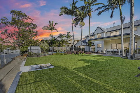 CANAL HOME NEAR MOOLOOLABA - Accommodation Mt Buller 0