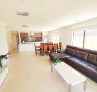 Comfortable 5BR House 6mins to Werribee Station.Great Ocean Road tourist stopover - Accommodation Mt Buller