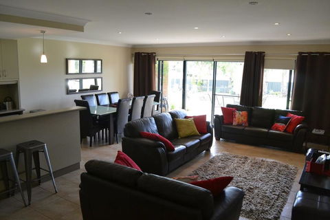 ELSINOR Townhouse 8 Mulwala - Accommodation Mt Buller 2