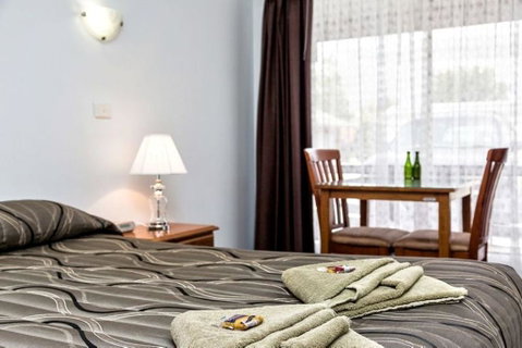 Holbrook Town Centre Motor Inn - Accommodation Mt Buller 3
