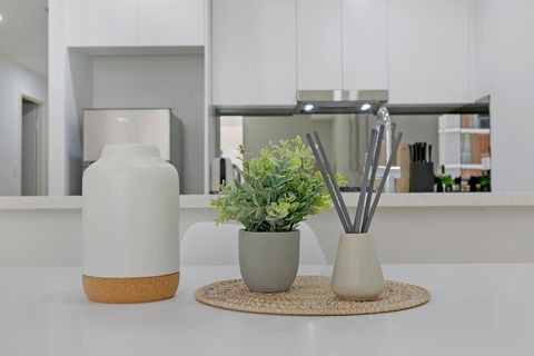 KOZYGURU MASCOT WALK TO STATION MODERN DESIGNER 2 BED APT FREE PARKING NMA260-312 - Accommodation Mt Buller 2