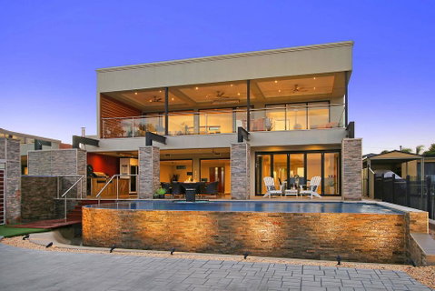 Lang Street Luxury Retreat - Mulwala - Accommodation Mt Buller 1