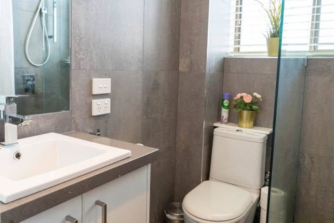 Light Filled Contemporary Urban Oasis Apt + Parking - Accommodation Mt Buller 3