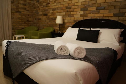 Magdala Motor Lodge & Lakeside Restaurant - Accommodation Mt Buller 0