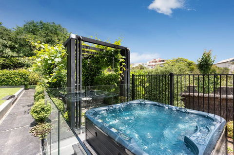 Mills Beach Retreat Luxury Family Retreat With Hydrotherapy Spa, Opposite Beach, Walk To Village - Accommodation Mt Buller 3
