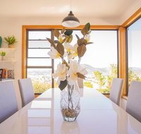 Moonah House-10 mins to CBD  MONA 4BR 2 BATH great view park 3 cars sleep 11 king bed en-suite - Accommodation Mt Buller