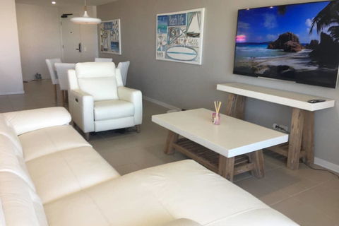 NEW UPMARKET COMFORTABLE 2 Bed, 2 Bath, OCEAN VIEWS, 250m To BUDDINA BEACH! - Accommodation Mt Buller 3