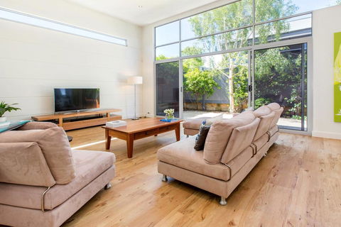 PALM COURT RETREAT - MORNINGTON - Accommodation Mt Buller 0