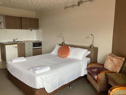 RENTAL: All $ Inclusive, Tidy Renovated Studio Apartment On The Strand, Pool,  - Accommodation Mt Buller 3