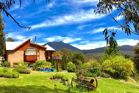 STUNNING HOME WITH AMAZING VIEWS - Just 20 Mins To The City And Only 10 To MONA! - Accommodation Mt Buller 1