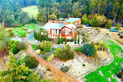 STUNNING HOME WITH AMAZING VIEWS - Just 20 Mins To The City And Only 10 To MONA! - Accommodation Mt Buller 2