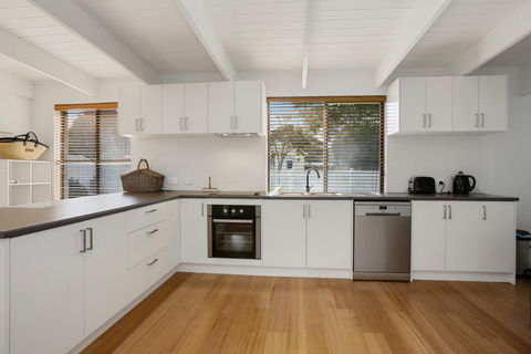 THE ASHMAN HOUSE - Modern And Close To Town - Accommodation Mt Buller 2