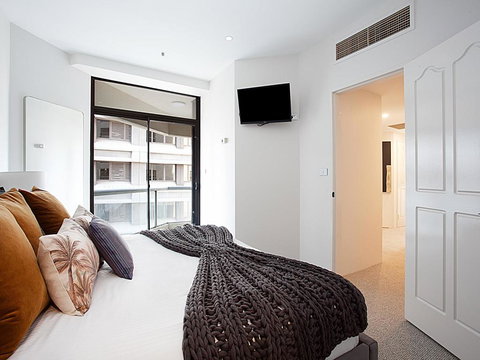 THE HYDEAWAY-LUXE HYDE PARK CITY APARTMENT-hosted By LAbode Accommodation - Accommodation Mt buller 3