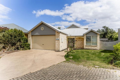 WALKIN ON SUNSHINE - STROLL TO BEACH BREAK - Accommodation Mt Buller 0