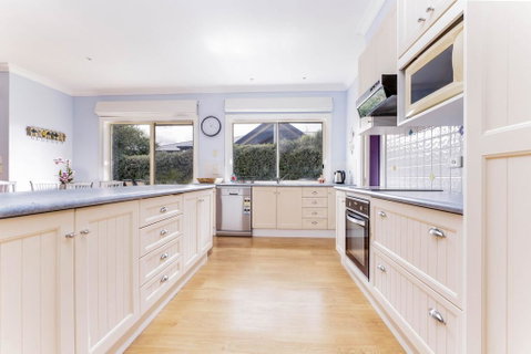 WALKIN ON SUNSHINE - STROLL TO BEACH BREAK - Accommodation Mt Buller 2