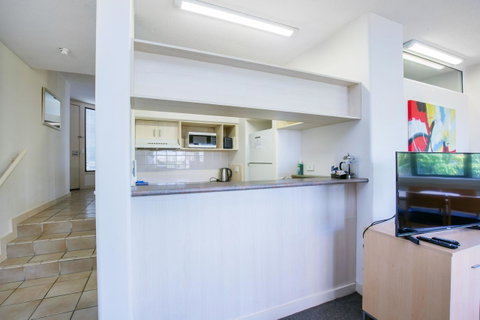 Tiki Hotel Apartments Surfers Paradise - Accommodation Mt Buller 9