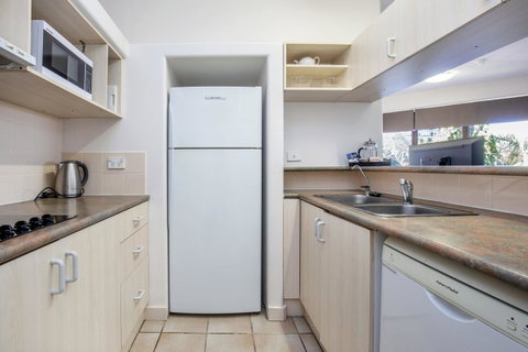Tiki Hotel Apartments Surfers Paradise - Accommodation Mt Buller 11