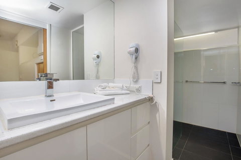 Tiki Hotel Apartments Surfers Paradise - Accommodation Mt Buller 5