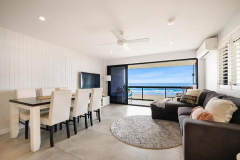 Absolute Beach Front Renovated 3 Bdrm 2 Bath App - Accommodation Mt Buller 4