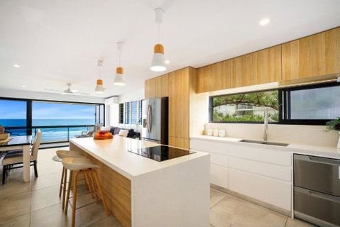 Absolute Beach Front Renovated 3 Bdrm 2 Bath App - Accommodation Mt Buller 2