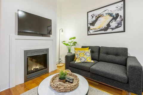 A Carlton Classic - Quaint Inner-City Getaway - Accommodation Mt Buller 3