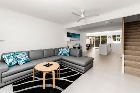 BARBADOS Ultimate Laid-back Holiday - Flat Stroll To River - Accommodation Mt Buller 0