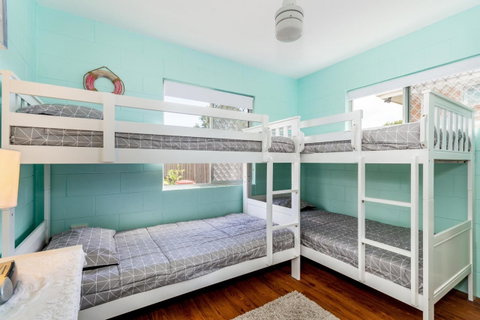 Charm And Comfort In This Ground Floor Unit With Water Views! Welsby Pde, Bongaree - Accommodation Mt Buller 13