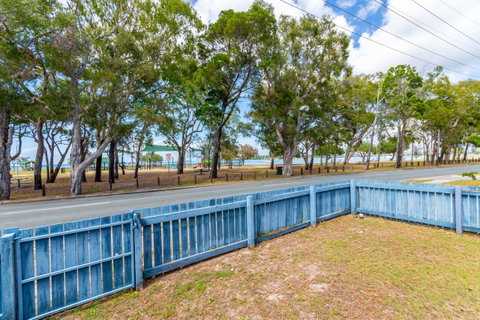 Charm And Comfort In This Ground Floor Unit With Water Views! Welsby Pde, Bongaree - Accommodation Mt Buller 12