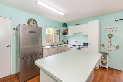 Charm And Comfort In This Ground Floor Unit With Water Views! Welsby Pde, Bongaree - Accommodation Mt Buller 10