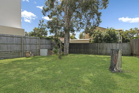 Charm And Comfort In This Ground Floor Unit With Water Views! Welsby Pde, Bongaree - Accommodation Mt Buller 8