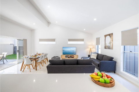 Daze On Dowling 25b Dowling Street WiFi, Air Conditioning 700 Metres To The Water - Accommodation Mt Buller 4