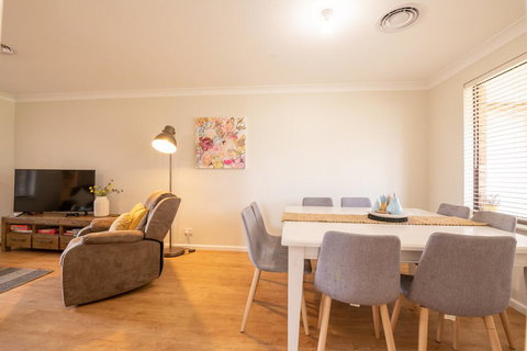 42 Rosemary Lane - Central Orange - Spacious Family Home - Quiet Lane - Accommodation Mt Buller 3