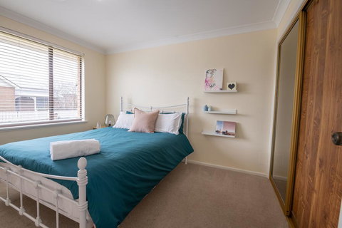 42 Rosemary Lane - Central Orange - Spacious Family Home - Quiet Lane - Accommodation Mt Buller 2